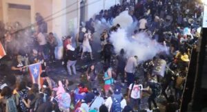 Policía de Puerto Rico lanza gases lacrimógenos contra grupo de manifestantes