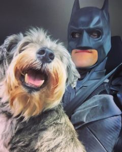 Hombre se viste de Batman para rescatar animales que van a ser sacrificados  en Florida 
