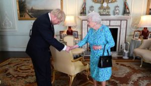 Video: detalle que pasó desapercibido durante reunión entre Boris Johnson y reina Isabel II