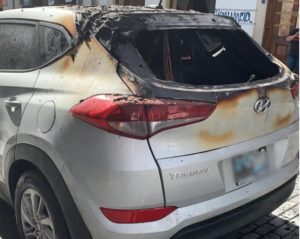 La policia de Puerto Rico incendia un vehículo en medio de los encontronazos con manifestantes 