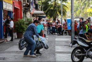 Al menos cinco personas muerieron  tras  ataque armado en un bar del balneario turístico de  Acapulco