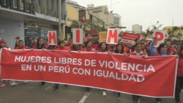 Mujeres marchan para exigir justicia por los feminicidios en Perú