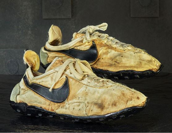 cocina Renacimiento pereza Hombre vende por 50 mil dólares zapatos "Nike" tras usarlos hace más de 45  años