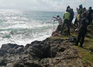 Autoridades rescatan persona de las aguas del mar Caribe