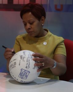Las Reinas del Caribe reciben el balón de Casa Brugal que les llevó mensajes de apoyo