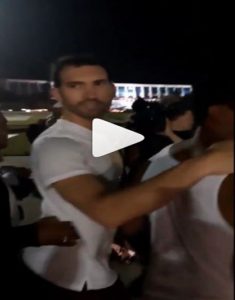 VIDEO: Manifestantes expulsan a Karim Abu Naba’a de la Plaza de la Bandera