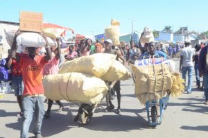 Haitianos se abastecen de productos en mercado de Elías Piña tras anuncio de cierre frontera