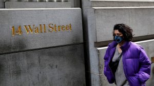 Una mujer con mascarilla camina por Wall Street en Nueva York (EE.UU.) /Reuters
