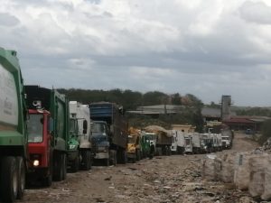 Camiones hacen largas filas para depositar basura en vertedero de Duquesa