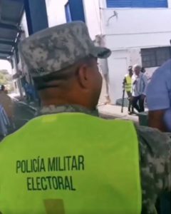 Hombre denuncia miembro Policía Militar Electoral lo grababa mientras ejercía su derecho al voto