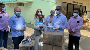 Leonel Fernández dona al CMD 2,000 kits de protección para los médicos