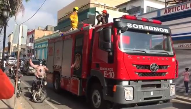 Incendio afecta local comercial en Santiago