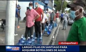 Largas filas en Santiago para adquirir botellones de agua