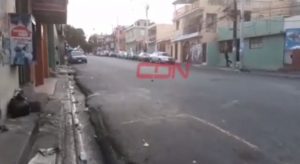 VIDEO | Reciben policías a pedradas durante operativo por toque de queda