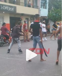 VIDEO | Se registra trifulca a machetazos en Santiago; reportan varios heridos