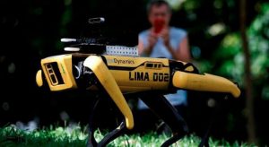 Perro robot mantiene distancia social en parques de Singapur