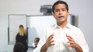 Omar Fernández presenta plan de recuperación de empleos y reactivación económica