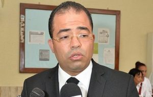 Piloto Affe Gutiérrez demanda al Estado por RD$ 100 millones