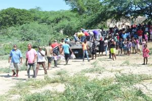Gobernación de Azua entrega alimentos a comunidades afectadas por la tormenta Laura 