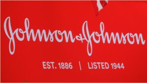 El logotipo de la empresa de Johnson & Johnson se muestra en Nueva York, EE.UU., el 17 de septiembre de 2019.