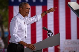 El expresidente estadounindense Barack Obama fue registrado este sábado, durante su intervención en un acto de campaña a favor del binomio demócrata conformado por Joe Biden y Kamala Harris, en el campus de la Universidad Internacional de Florida (FIU), en Miami (Florida, EE.UU.). EFE/Giorgio Viera