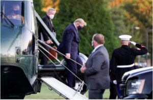 El presidente estadounidense bajando de un helicóptero antes de ser internado en un hospital militar en Bethesda, Maryland. Oct 2, 2020. REUTERS/Joshua Roberts