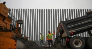 EE.UU. celebra las 400 millas de su muro fronterizo con México