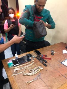 Arrestan artistas urbanos durante fiesta clandestina en Tamboril