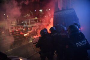 Protestas y enfrentamientos en Milán contra los cierres decretados por el Gobeirno.. EFE/EPA/MATTEO CORNER