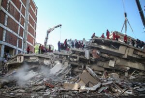 Ciento ochenta personas han quedado atrapadas entre los escombros de edificios derruidos por el terremoto que sacudió al mediodía del viernes la región del mar Egeo, según estimaciones de la alcaldía de Esmirna, la ciudad turca más afectada por el sismo que ha causado al menos 27 muertos. EFE/EPA/ERDEM SAHIN