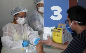 Brasil se acerca a las 159.000 muertes por coronavirus
