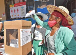 Una mujer boliviana vota hoy, en la Unidad educativa Eduardo Abaro, en la población de Parotani a 50 km de Cochabamba (Bolivia). EFE/Jorge Ábrego