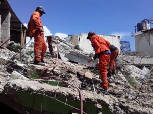 MOPC remueve escombros de vivienda colapsó en Los Mameyes