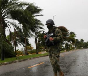 Estados mexicanos de Quintana Roo y Yucatán emiten alertas a espera de la llegada del huracán Zeta