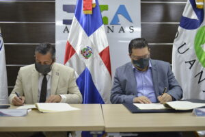 Aduanas y Medio Ambiente firman acuerdo que pondrá fin a la amenaza medioambiental de barco encallado en Bahía de Manzanillo
