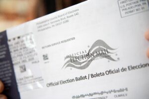 Un votante con una boleta por correo en Filadelfia, Pensilvania, EE.UU., 03 de noviembre de 2020. EFE/EPA/TRACIE VAN AUKEN