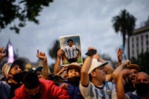Miles de personas esperan frente a la Casa Rosada la apertura del velatorio de Diego Armando Maradona, que falleció ayer a los 60 años. EFE/Juan Ignacio Roncoroni