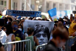 Los fanáticos de la leyenda del fútbol Diego Armando Maradona acuden a visitar la capilla funeraria instalada en la Casa Rosada, hoy en Buenos Aires (Argentina). EFE/Demian Alday Estévez
 ,