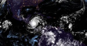 Fotografía satelital cedida este lunes por la Oficina Nacional de Administración Oceánica y Atmosférica (NOAA) de EE.UU., a través del Centro Nacional de Huracanes (NHC), en la que se registró donde el ojo del huracán Iota a las 21:30 hora local (2:30 GMT). EFE/NOAA-NHC
