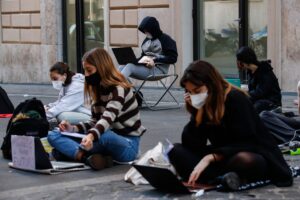 Protesta estudiantil en Roma contra el cierre de los colegios. EFE/EPA/Giuseppe Lami