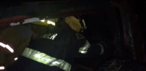Video: Un vehículo se incendia dentro de una casa en Moca