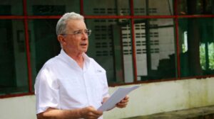 Un juez colombiano decide que Uribe siga en libertad mientras avanza el caso por presuntos sobornos