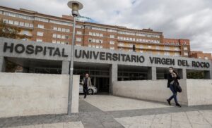 Entrada principal del Hospital Universitario Vírgen del Rocío de Sevilla. EFE/ Jose Manuel Vidal/Archivo
