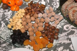 Bodegón con distintos tipos de frutos secos, higos, castañas, nueces, ciruelas pasas, y dátiles. EFE/JUANJO MARTÍN/nr/Archivo