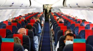 Pasajero contagia de COVID-19 a varias personas en un avión tras obtener prueba negativa 48 horas antes