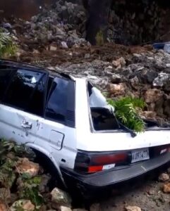 Varios vehículos quedan bajo escombros tras derrumbe de muro en Villa Duarte