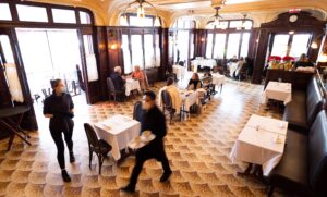 Vista del restaurante Orsay durante la hora del almuerzo en Nueva York, EE.UU., este 11 de diciembre de 2020. EFE/EPA/JUSTIN LANE