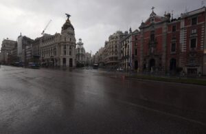 Vista de la intersección entre la calle Alcalá y la Gran Vía de Madrid, totalmente vacía. EFE/Kiko Huesca/Archivo