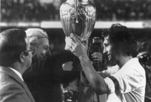 El Valencia se proclamó campeón de la Supercopa al vencer en la final por 1-0 al conjunto inglés Nottinghan Forest, el 17 de diciembre de 1980. En la imagen el presidente de la UEFA, Artemio Franchi, entrega el trofeo al capitán del Valencia, Saura. EFE/yv/Archivo