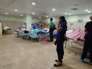 Familiares permanecen hoy en el área de trauma del Hospital Universitario Manuel Núñez Tovar acompañando a los heridos por una explosión de bombonas de gas, en Maturín, estado Monagas (Venezuela). EFE/RONNY RODRÍGUEZ
